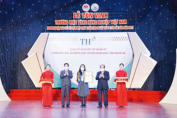 Ðại diện TH nhận biểu trưng ‘’Doanh nghiệp tiêu biểu vì sự nghiệp phát triển nông nghiệp, nông thôn bền vững năm 2021”. đại diện th nhận biểu trưng ''doanh nghiệp tiêu biểu vì sự nghiệp phát triển nông nghiệp, nông thôn bền vững năm 2021'.jpg -0