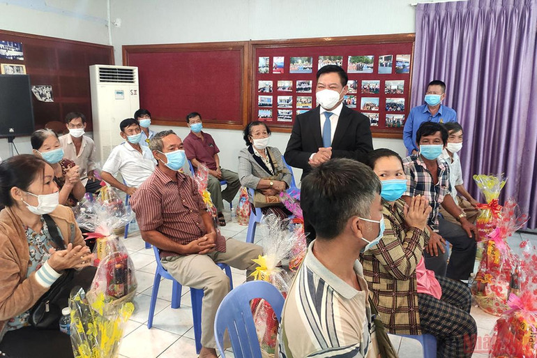 Đại sứ Nguyễn Huy Tăng thăm hỏi và chúc Tết bà con (Ảnh: Nguyễn Hiệp) Doanh nghiệp Việt Nam tại Campuchia tặng quà Tết cho nhiều gia đình -0