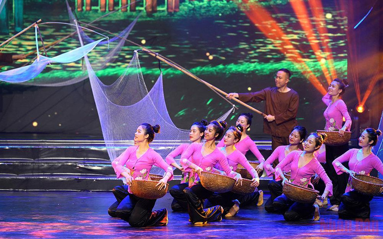 Một tiết mục trong chương trình. (Ảnh: BÁCH TRẦN) 15 đài phát thanh-truyền hình địa phương tiếp sóng chương trình “Chung một dòng sông” của Báo Nhân Dân -0