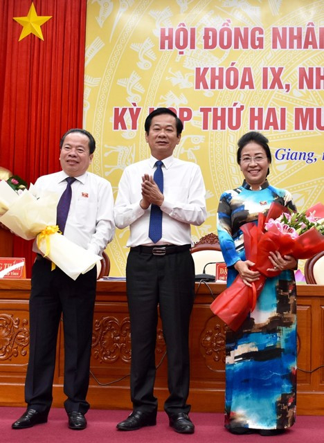 Ông Mai Văn Huỳnh (bên trái) nhận hoa chúc mừng của lãnh đạo tỉnh Kiên Giang. Ông Lâm Minh Thành được bầu giữ chức Chủ tịch UBND tỉnh Kiên Giang -0