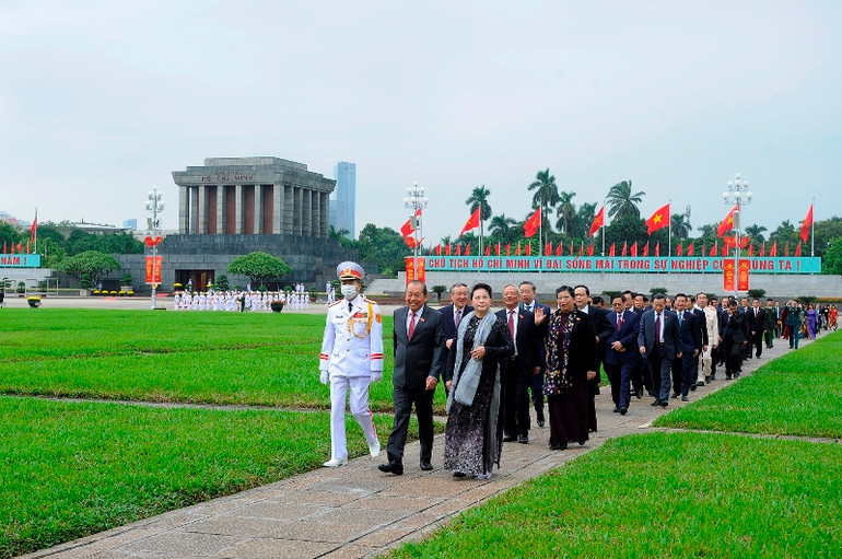 Lãnh đạo Đảng, Nhà nước và đại biểu Quốc hội vào Lăng viếng Chủ tịch Hồ Chí Minh -1