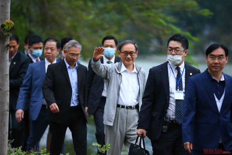 Thủ tướng Nhật Bản đi dạo Hồ Gươm sáng sớm -0