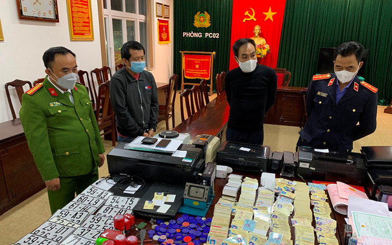  Khen thưởng các lực lượng phá thành công đường dây làm giấy tờ giả quy mô lớn -1