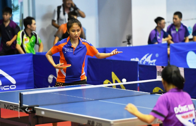 “Hoa khôi” bên bàn bóng -0