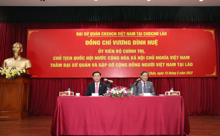 Chủ tịch Quốc Hội Vương Đình Huệ và Đại sứ Việt Nam tại Lào Nguyễn Bá Hùng (phải) tại cuộc gặp gỡ với kiều bào, chiều 15/5. Chủ tịch Quốc hội Vương Đình Huệ gặp mặt cộng đồng người Việt Nam tại Lào -0
