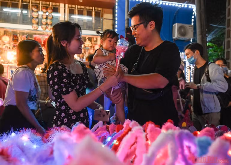 Phố cổ Hà Nội rực rỡ sắc mầu Tết Trung Thu -9