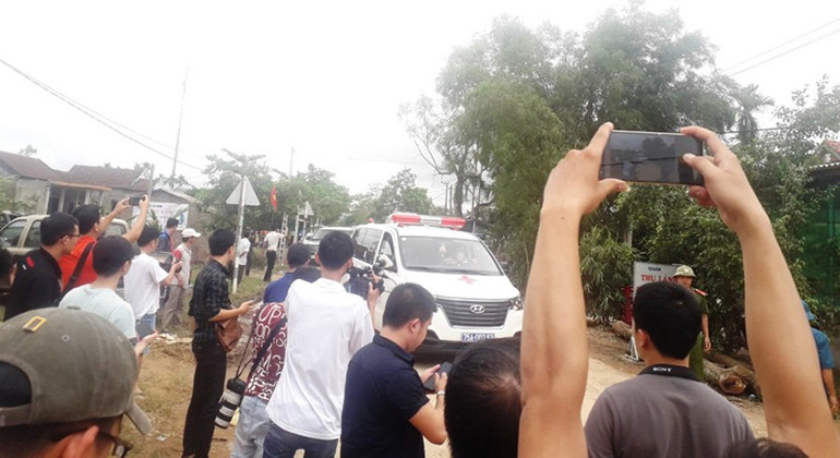 Nhiều người thân các nạn nhân đã ra đường đón đoàn xe đưa thi thể các nạn nhân ra khỏi hiện trường. Đã tìm thấy 13 thi thể cán bộ trong Đoàn công tác gặp nạn -0