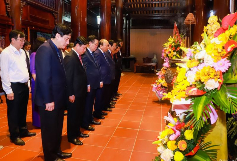 Thủ tướng Nguyễn Xuân Phúc cùng các đồng chí lãnh đạo Đảng, Nhà nước và tỉnh Nghệ An thành kính tưởng niệm Chủ tịch Hồ Chí Minh. Thủ tướng dự lễ hưởng ứng chương trình trồng 1 tỷ cây xanh -0