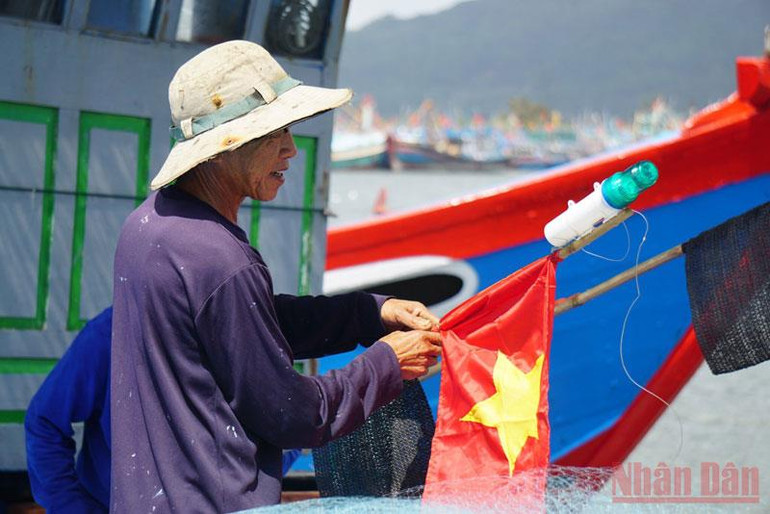 Hàng trăm tàu cá ngư dân miền trung tất bật vươn khơi -0
