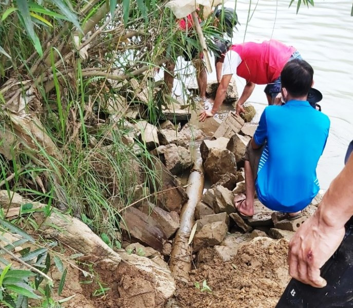Lực lượng chức năng phát lộ đường ống xả thải xuống sông Mã từ các cơ sở chế biến lâm sản. Bảo vệ môi trường, chất lượng nước sông Mã -0