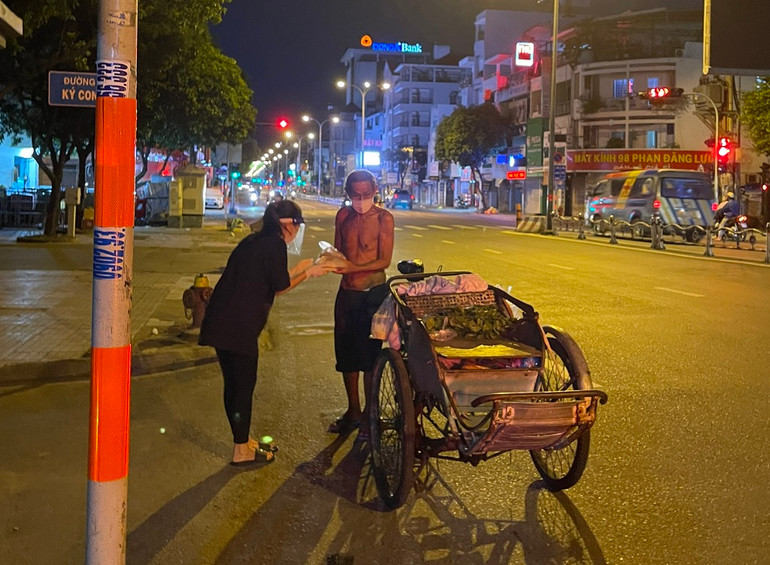 Thêm một suất cơm ấm lòng người đạp xích lô nghèo. Nghĩa cử đẹp phía sau hàng nghìn suất cơm cho người cơ nhỡ -0