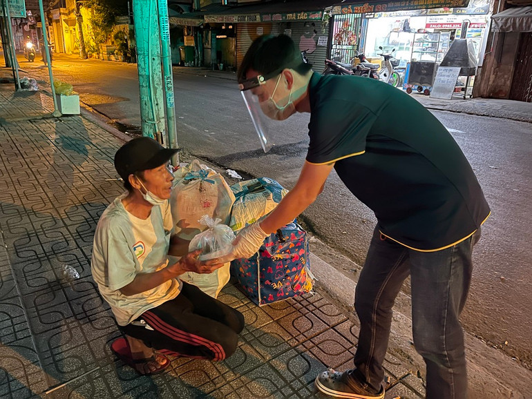 Một người đàn ông vô gia cư xúc động khi được nhận suất cơm từ thiện. Nghĩa cử đẹp phía sau hàng nghìn suất cơm cho người cơ nhỡ -0