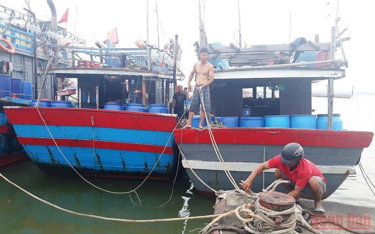 Các lực lượng chức năng đã kêu gọi các tàu thuyền trên biển về trú ẩn an toàn. (Ảnh: CÔNG HẬU) Thừa Thiên Huế yêu cầu vận hành điều tiết hồ chứa lớn trên lưu vực sông Hương -0