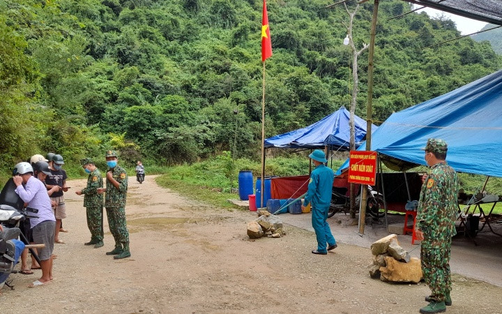 Cán bộ, chiến sĩ Đồn Biên phòng cửa khẩu quốc tế Tà Lùng kiểm soát người qua lại khu vực biên giới. “Căng mình” ngăn chặn xuất, nhập cảnh trái phép -0