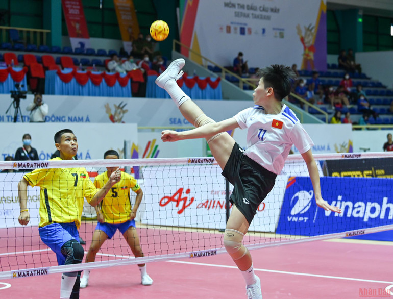 Vận động viên cầu mây phô diễn kỹ thuật tại đấu trường SEA Games 31 -0