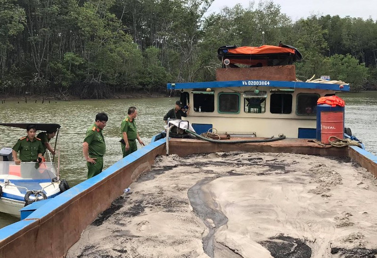Bắt quả tang một thuyền bơm hút cát trái phép trên sông Đồng Nai. Đấu tranh với nạn khai thác cát trái phép trên sông Đồng Nai -0