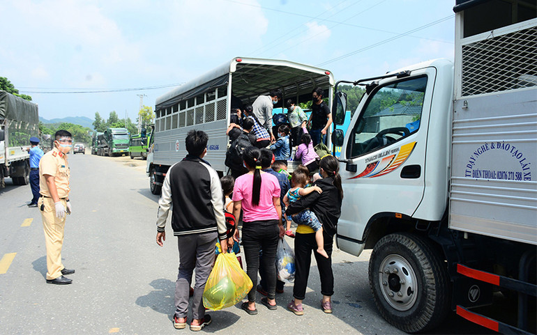 Tuyên Quang tiếp nhận, hỗ trợ hàng trăm người dân từ các tỉnh miền nam trở về địa phương -0