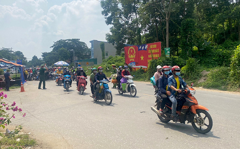 Tuyên Quang tiếp nhận, hỗ trợ hàng trăm người dân từ các tỉnh miền nam trở về địa phương -0