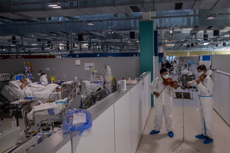 12 tháng đầy biến động của năm 2021 qua hình ảnh -0