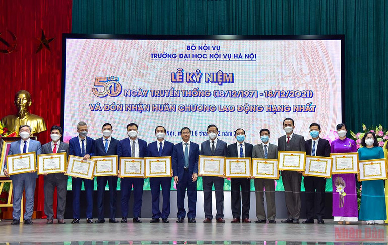 Trao bằng khen của Bộ Nội vụ cho các cá nhân có thành tích xuất sắc trong công tác góp phần xây dựng và phát triển Đại học Nội vụ Hà Nội. (Ảnh: Thành Đạt) Lễ kỷ niệm 50 năm ngày truyền thống trường Đại học Nôi vụ Hà Nội và đón nhận Huân chương Lao động hạng Nhất -6