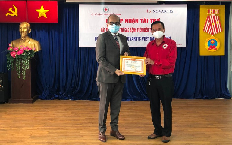 Ông Amitabh Dube, Giám đốc Novartis Việt Nam trao bảng tượng trưng cho Chủ tịch Hội Chữ thập đỏ TP Hồ Chí Minh Trần Trường Sơn. Tặng 2,35 tỷ đồng vật tư y tế cho các bệnh viện -0