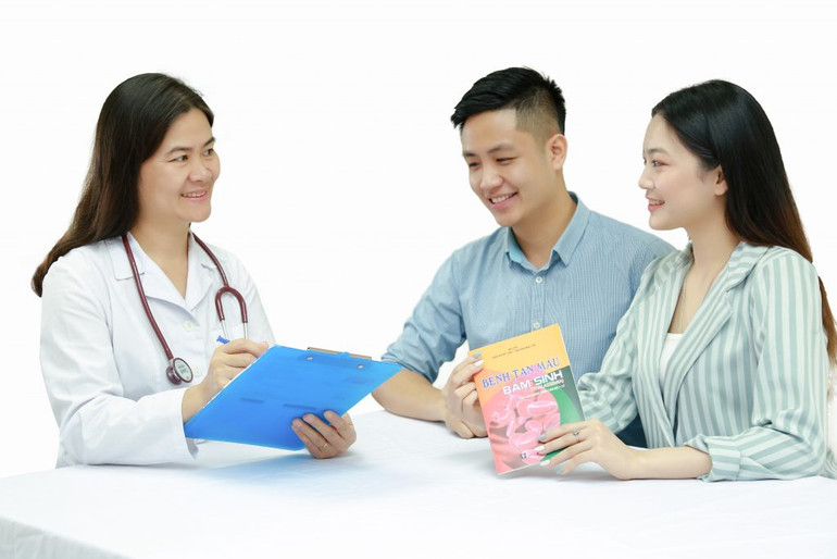 TS, BS Nguyễn Thị Thu Hà tư vấn cho các cặp vợ chồng. Phép màu cho cặp đôi cùng mang gien bệnh tan máu bẩm sinh -0