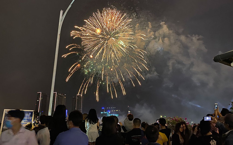 (Tin ghép) đóm chào năm mới ở thành phố Hồ Chí Minh -0