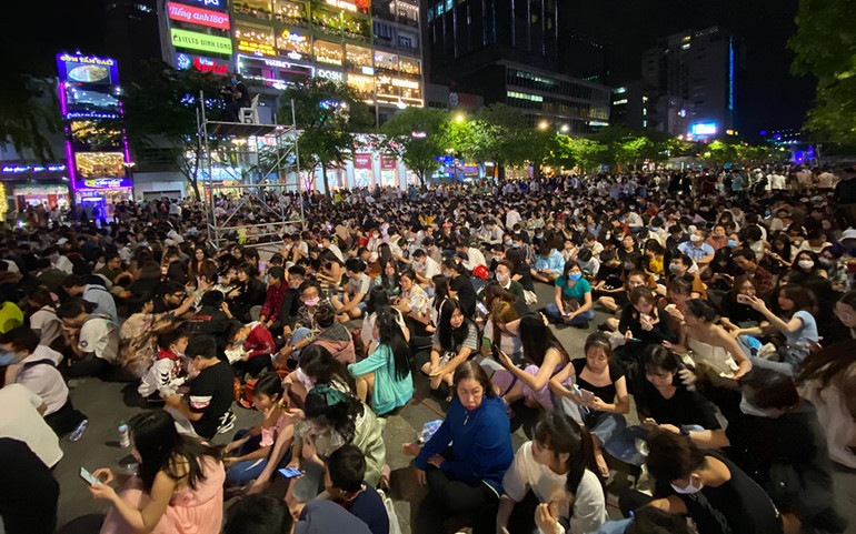 (Tin ghép) đóm chào năm mới ở thành phố Hồ Chí Minh -0