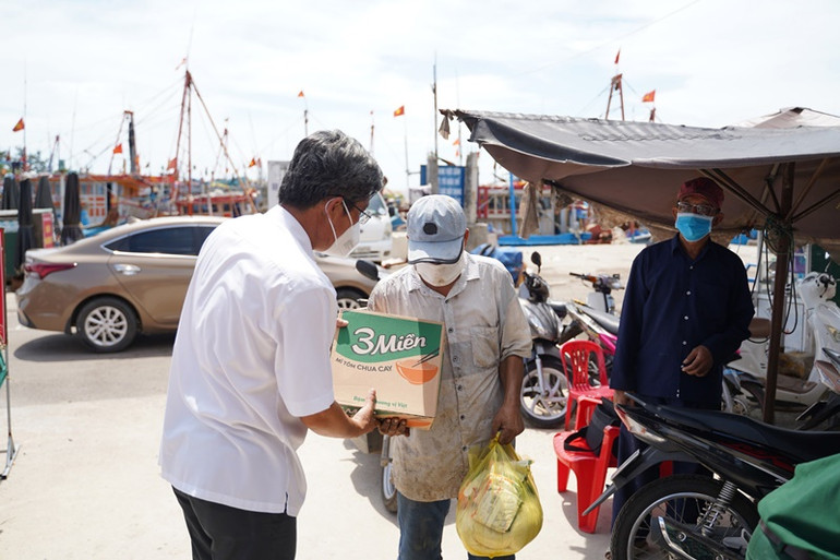 Lũ quét cuốn trôi, nhận chìm nhiều tàu cá tại thị xã La Gi, Bình Thuận -0