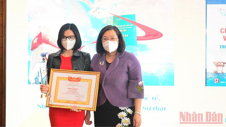 Trao các giải thưởng đạt giải trong 2 cuộc thi về sách -1