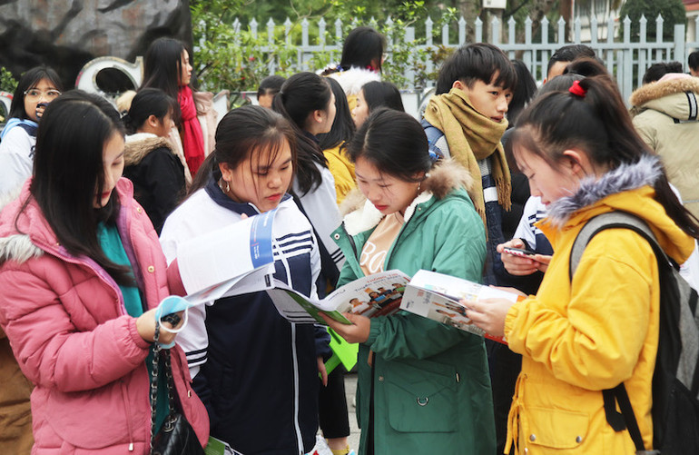 Hơn 3.000 học sinh Nghệ An dự ngày hội tư vấn tuyển sinh -0