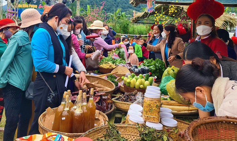 Quầy tạp hóa 0 đồng cho bà con. “Xuân Biên phòng-Ấm lòng dân bản” trên đỉnh Trường Sơn -0