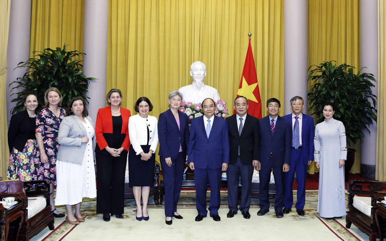 Chủ tịch nước Nguyễn Xuân Phúc và Bộ trưởng Ngoại giao Australia Penny Wong với các đại biểu. (Ảnh: TTXVN) Thúc đẩy quan hệ đối tác chiến lược Việt Nam-Australia -0