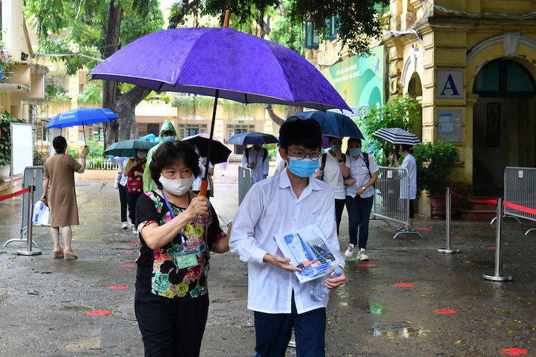 Thí sinh phấn khởi ra về sau khi kết thúc bốn môn thi -6