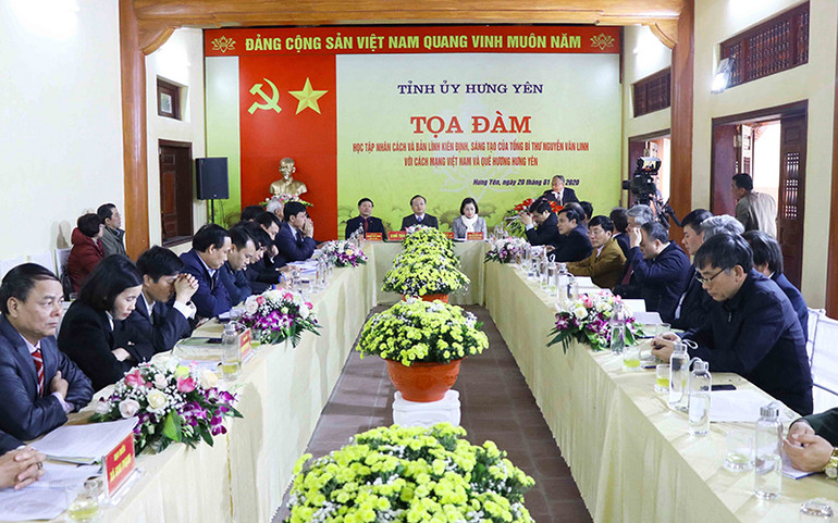 Tọa đàm “Học tập nhân cách và bản lĩnh kiên định, sáng tạo của Tổng Bí thư Nguyễn Văn Linh với cách mạng Việt Nam và quê hương Hưng Yên” được tổ chức năm 2020 tại Hưng Yên. (Ảnh TTXVN) Tổng Bí thư Nguyễn Văn Linh với cách mạng Việt Nam và con đường đổi mới -0