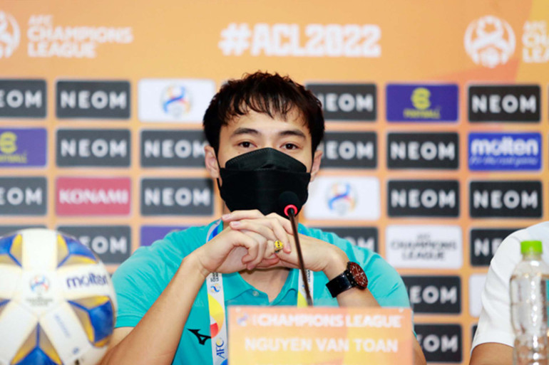 Tiền đạo Văn Toàn trả lời phỏng vấn. (Ảnh: VFF) HLV Kiatisak: Đối thủ Jeonbuk là đội bóng lớn của châu Á -0