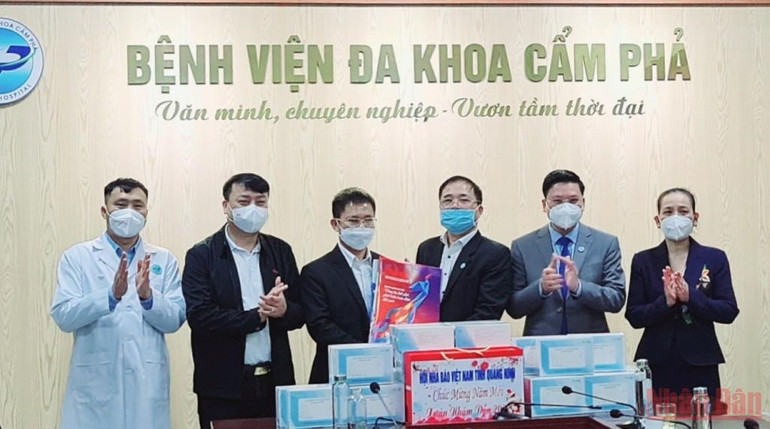 Hội Nhà báo tỉnh cùng đại diện một số nhà báo tặng hơn 860 kit test nhanh cho bệnh nhân đang điều trị tại Bệnh viện Đa khoa Cẩm Phả. Hội nhà báo tỉnh Quảng Ninh tặng quà cho các thầy thuốc và bệnh nhân trong dịp Tết -0