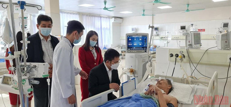Hội Nhà báo tỉnh cùng đại diện một số nhà báo tặng quà cho bệnh nhân đang điều trị tại khoa Hồi sức cấp cứu, Bệnh viện Bãi Cháy. Hội nhà báo tỉnh Quảng Ninh tặng quà cho các thầy thuốc và bệnh nhân trong dịp Tết -0