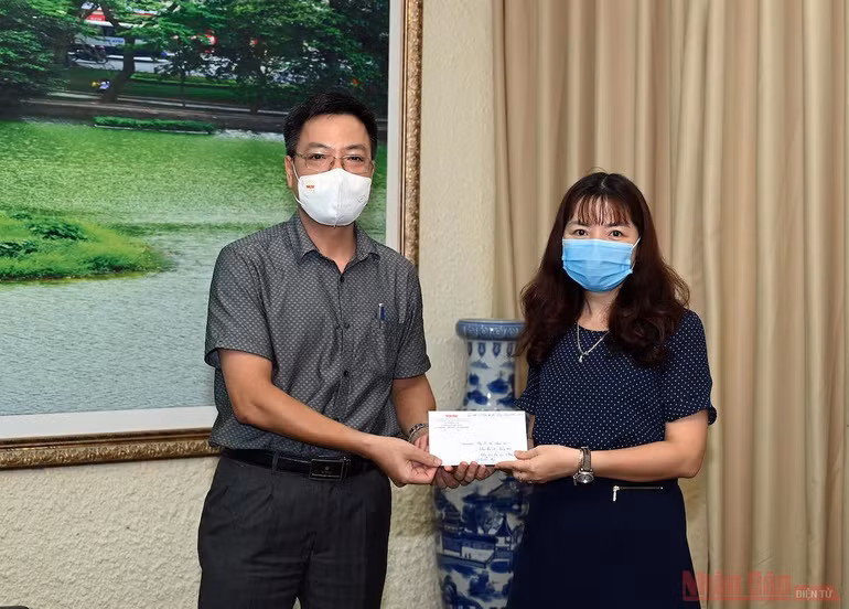 Báo Nhân Dân trao 200 triệu đồng hỗ trợ sinh viên bị ảnh hưởng dịch bệnh Covid-19 -0