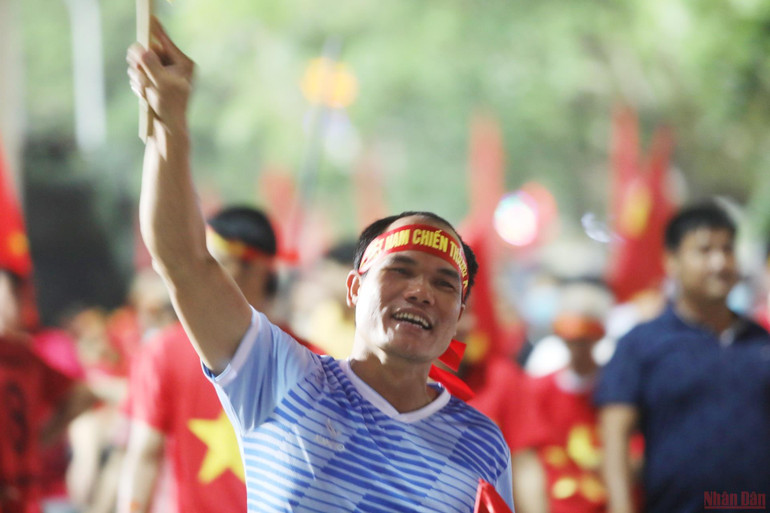 Niềm vui theo người hâm mộ sau trận đấu (Ảnh: KHIẾU MINH) Cổ động viên Việt Nam vui mừng chiến thắng của đội tuyển U23 Việt Nam -2