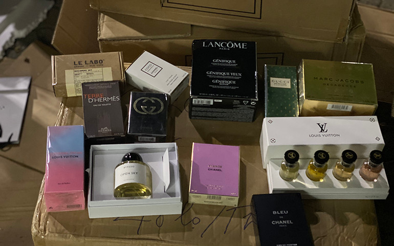 Đột kích kho chứa lượng lớn mỹ phẩm không chứng từ -0