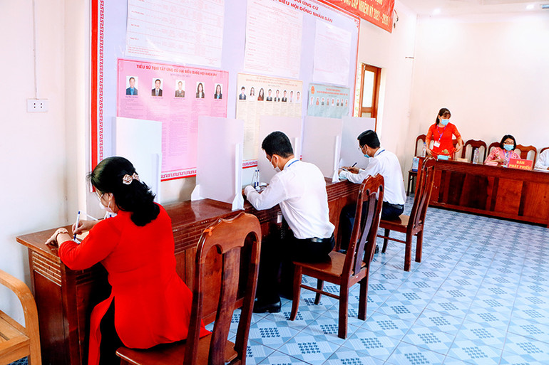 Cử tri thực hiện quyền và nghĩa vụ công dân. Cử tri huyện đảo Bạch Long Vĩ bầu cử sớm -1