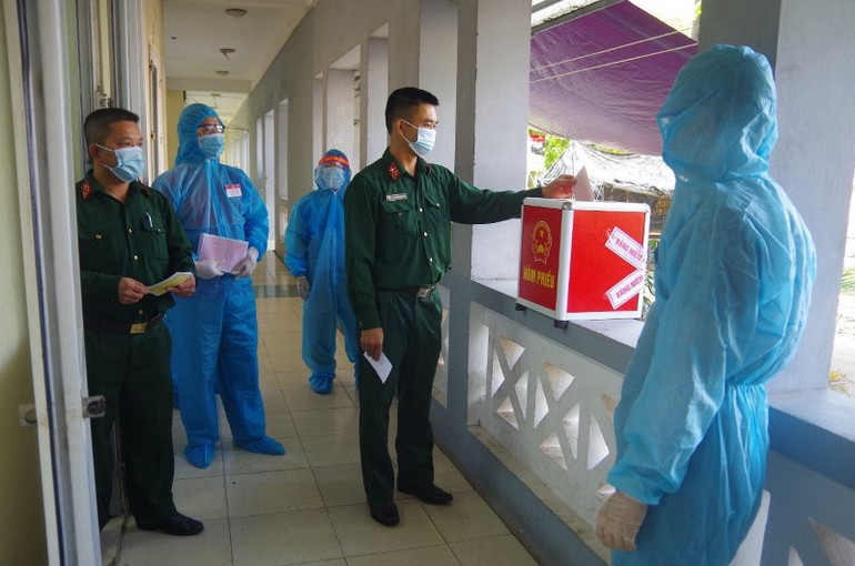 Lực lượng phục vụ trong khu cách ly đi bầu cử sớm. Ngày bầu cử đặc biệt tại Bắc Ninh -0