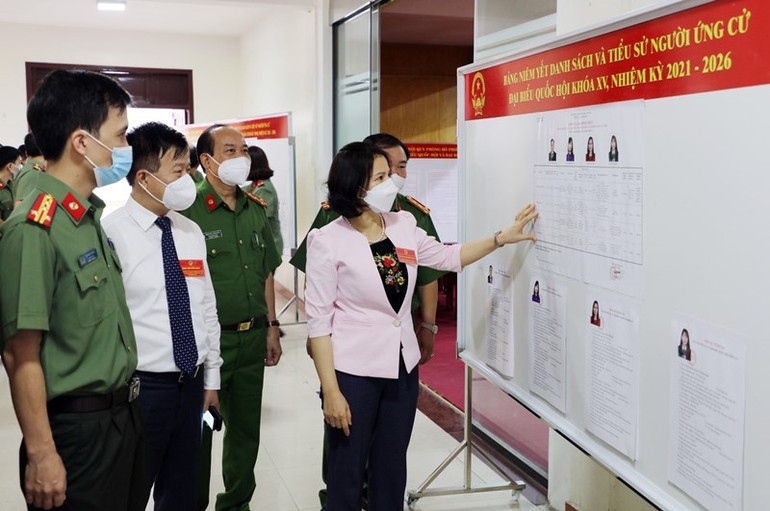 Chủ tịch UBND tỉnh Nguyễn Hương Giang kiểm tra công tác bầu cử tại Công an tỉnh. Ngày bầu cử đặc biệt tại Bắc Ninh -0
