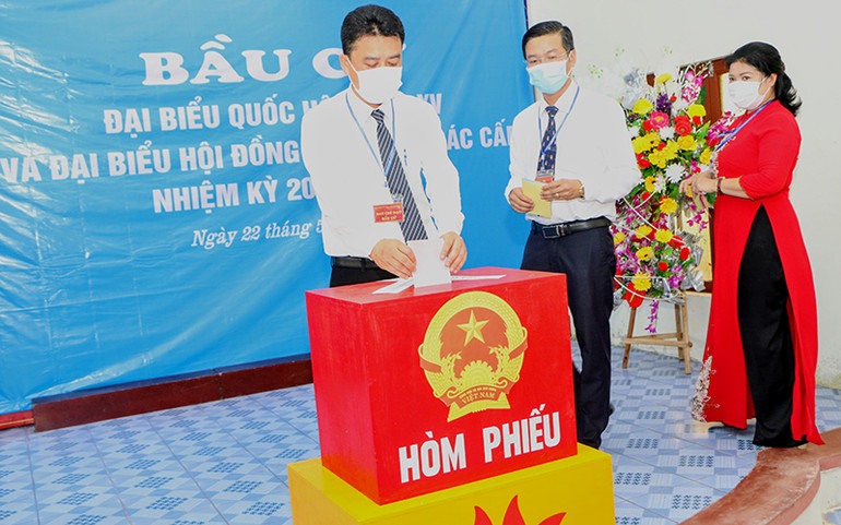 Cử tri thực hiện quyền và nghĩa vụ công dân. Cử tri huyện đảo Bạch Long Vĩ bầu cử sớm -0