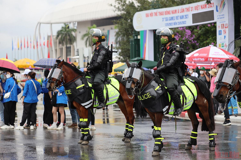 Cận cảnh dàn kỵ binh làm nhiệm vụ tại sân vận động Mỹ Đình -0