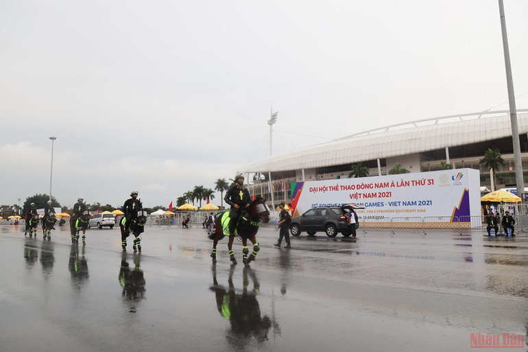 Cận cảnh dàn kỵ binh làm nhiệm vụ tại sân vận động Mỹ Đình -0