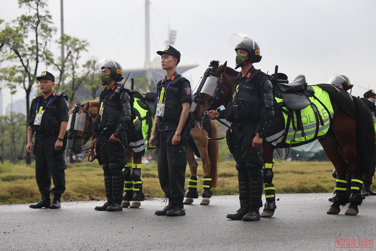 Cận cảnh dàn kỵ binh làm nhiệm vụ tại sân vận động Mỹ Đình -0