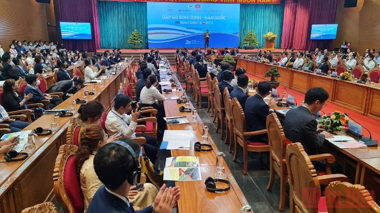Tọa đàm “Gặp gỡ Bình Định-Hàn Quốc 2022” thuộc chuỗi sự kiện “Gặp gỡ Hàn Quốc 2022” được tổ chức tại Bình Định trong hai ngày 12 và 13/5/2022. Tọa đàm “Gặp gỡ Bình Định - Hàn Quốc 2022” -0