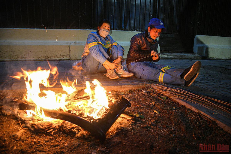 Hà Nội: Người lao động và người vô gia cư căng mình chống chọi với giá rét -0